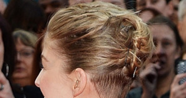 Rosamund Pike Debuts Shaved Haircut See The Pic E News Canada